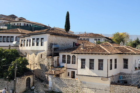 Von Tirana aus: Berat Stadtrundfahrt & WeinverkostungPrivate Stadtrundfahrt & Weinprobe in Berat