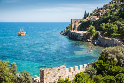 Alanya: Båttur med lunch, drinkar och badstoppAlanya: Båtutflykt med lunch, dryck och badstopp