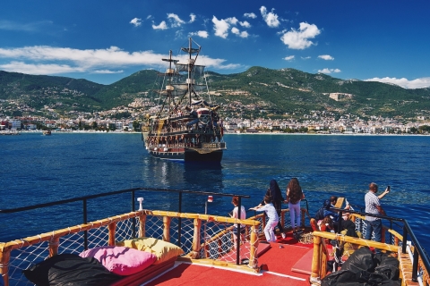 Alanya: relajante excursión costera en barco con almuerzo y bebidasRelajante excursión costera en barco con comida y bebidas