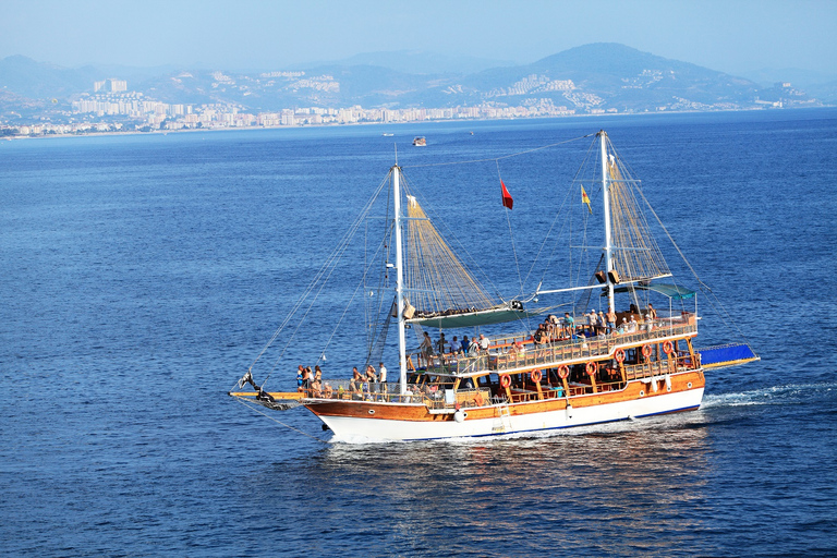 Alanya: Båttur med lunch, drinkar och badstoppAlanya: Båtutflykt med lunch, dryck och badstopp