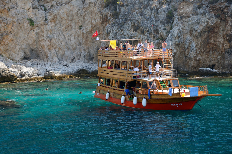 Alanya: Båttur med lunch, drinkar och badstoppAlanya: Båtutflykt med lunch, dryck och badstopp