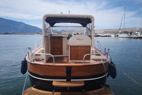 Neapel: Bootsfahrt bei Sonnenuntergang mit Aperol Spritz und SnacksNeapel Sonnenuntergangsfahrt mit dem Boot mit Aperol Spritz und Snacks