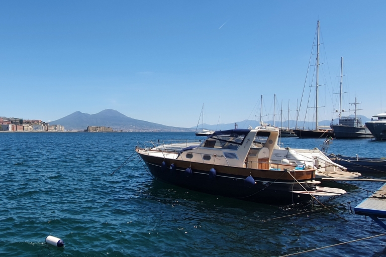 Neapel: Bootsfahrt bei Sonnenuntergang mit Aperol Spritz und SnacksNeapel Sonnenuntergangsfahrt mit dem Boot mit Aperol Spritz und Snacks
