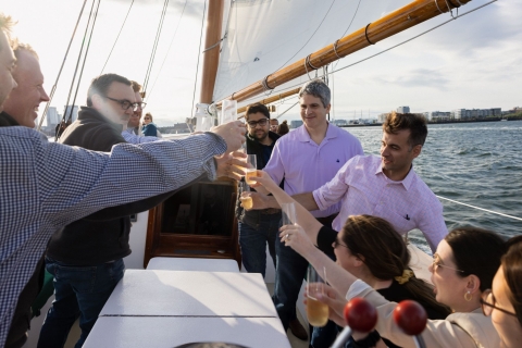 Navegación al atardecer con champán en el puerto de Boston desde Rowes WharfSábado Crucero