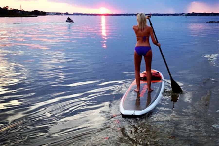 Virginia Beach: Stand-Up-Paddleboarding-Tour bei Sonnenuntergang. Foto: GetYourGuide