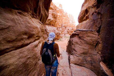 De Wadi Rum: passeio de jipe de 8 horas com refeição e estadia de um noturnoDe Wadi Rum: passeio de jipe de 8 horas com refeição e estadia de uma noite