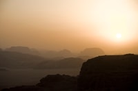 Van Wadi Rum, 8 uur Jeep Tour met maaltijd en een nacht verblijf - Housity