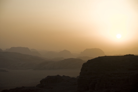 Ab Wadi Rum: 8-stündige Jeeptour mit Mahlzeit und einer Übernachtung