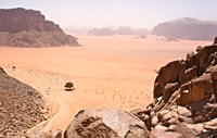Desde Wadi Rum, 8 horas de jeep tour con comida y una noche de estancia - Hizvo