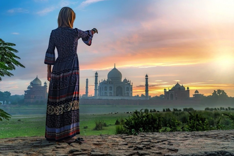 Vanuit Delhi: Private Sunrise Taj Mahal TourTour met alleen auto en gids