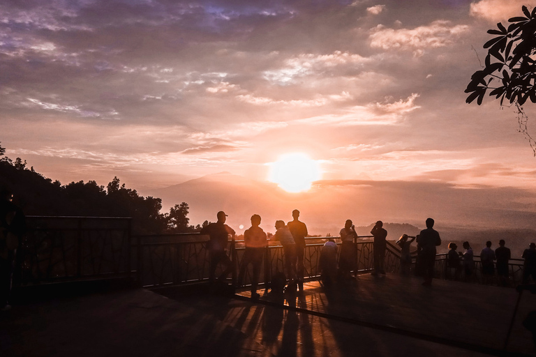 Yogyakarta: Setumbu Sonnenaufgang Merapi Vulkan und Tempel TourYogyakarta: Setumbu Sonnenaufgang. Tour zum Vulkan Merapi und den Tempeln