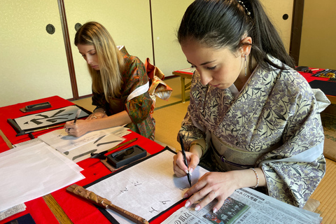 Miyajima: Kulturerlebnis in einem KimonoKalligraphie in einem Kimono