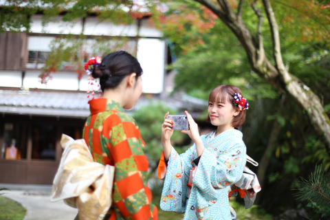 Miyajima: Kulturerlebnis in einem KimonoKalligraphie in einem Kimono