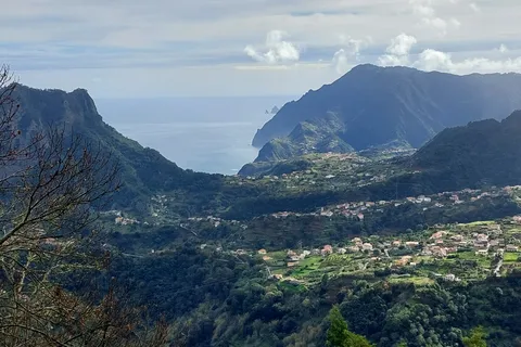Ab Funchal: Pico Do Arieiro und Santana Ganztagestour mit dem Geländewagen