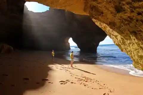 Benagil: Passeio de caiaque ao nascer do sol Grutas e locais secretos de Benagil