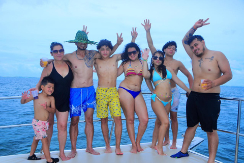 Private Catamaran with Open Bar and Dominican Meal