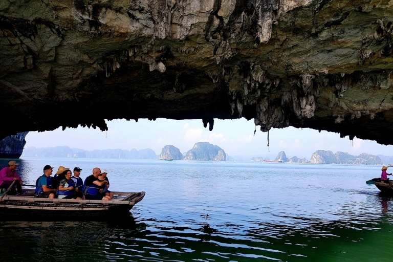 Día completo en la Bahía de Halong Cueva Sorprendente, Isla de Titop, Cueva de Luon