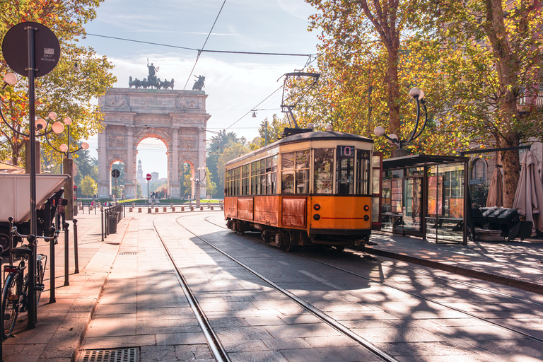 Milano: Tour guidato della città in bicicletta con i punti salienti della città4 ore: Centro storico e Castello Sforzesco in bicicletta