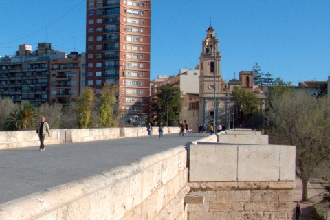 Between Two Gates: A Self-Guided Audio Tour in Valencia