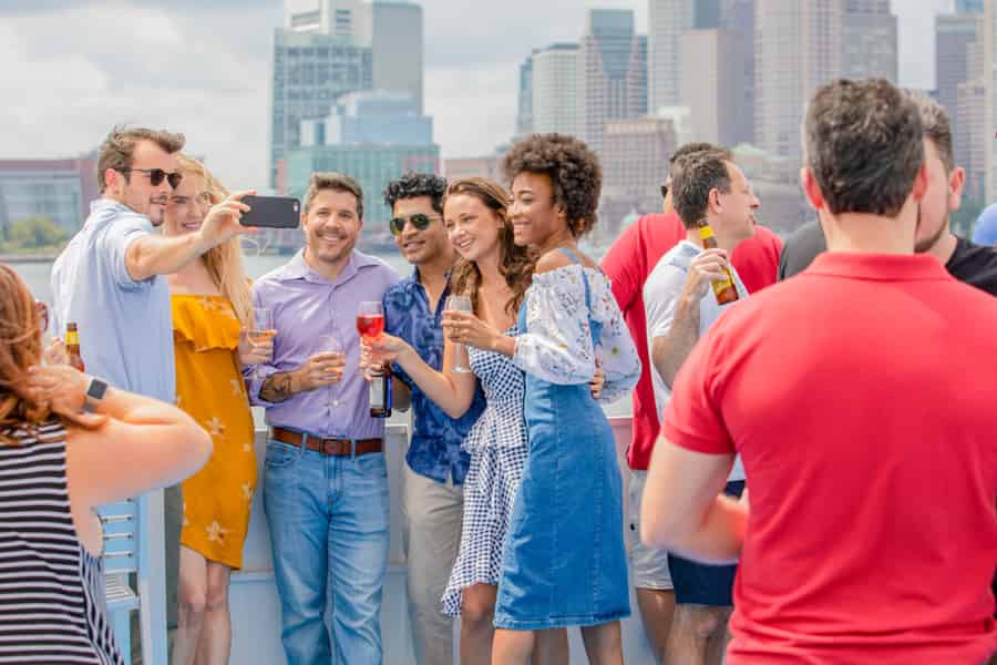 Boston: Sunset Cruise mit Bar und Musik