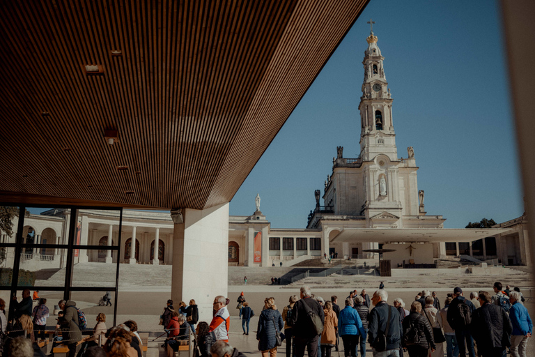 Desde Lisboa: viaje de medio día a FátimaMaravillas de Fátima: recorrido por la capital religiosa