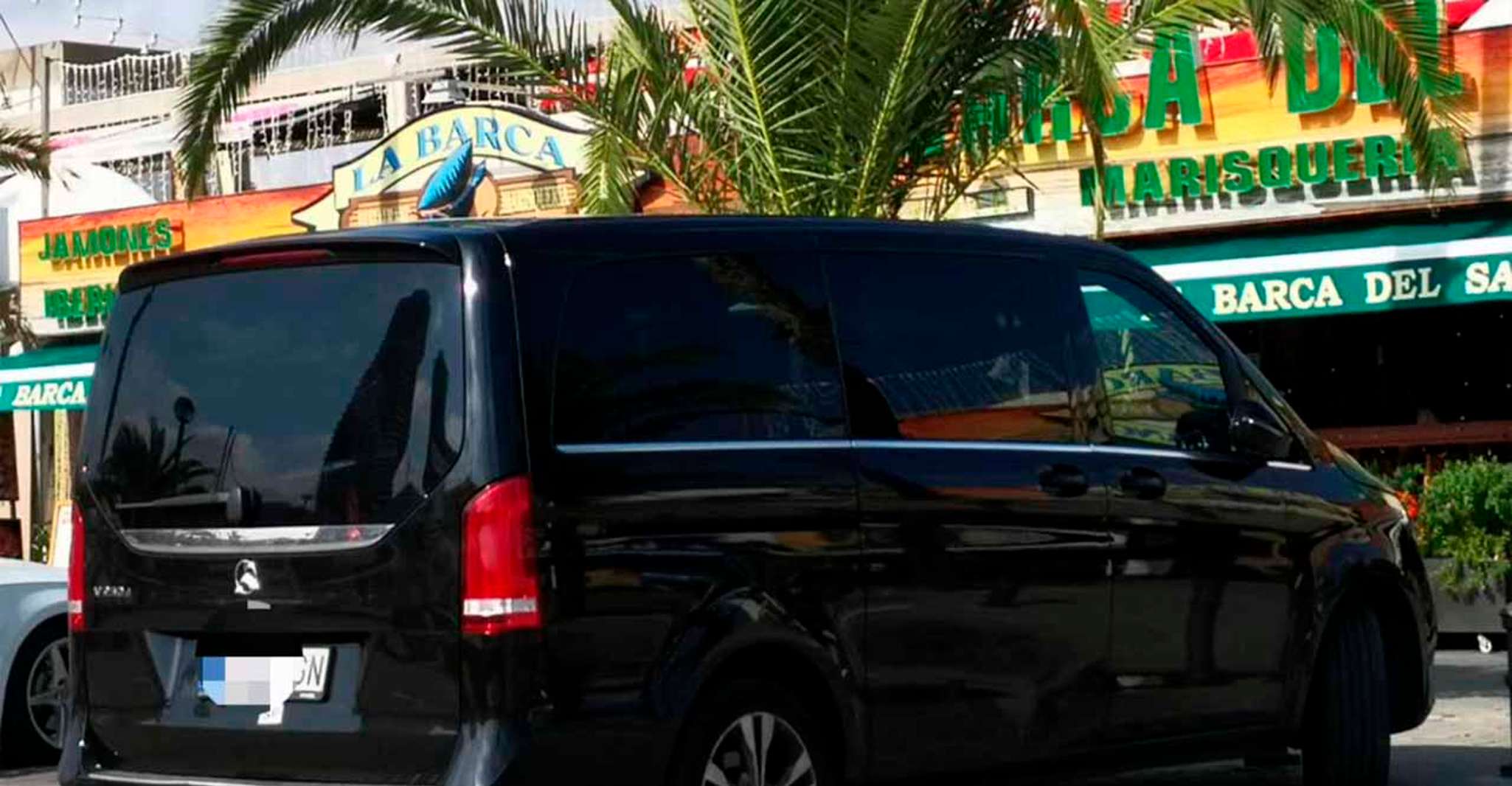 Barcelona: Private 1-Way Transfer to Salou or Port Aventura