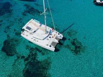 Athens: Catamaran Cruise with Light Lunch and Wine
