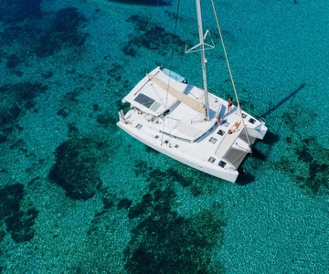 Athens: Catamaran Cruise with Light Lunch and Wine