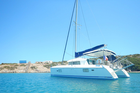 Atene: Crociera in catamarano con pranzo leggero e vinoAtene: crociera in catamarano con pranzo leggero e vino