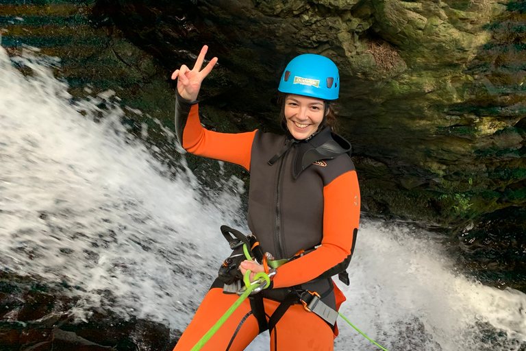 Flores: Ilhéus Inferior Canyoning met gids en snackCanyoning Ilhéus Inferior - Flores Eiland