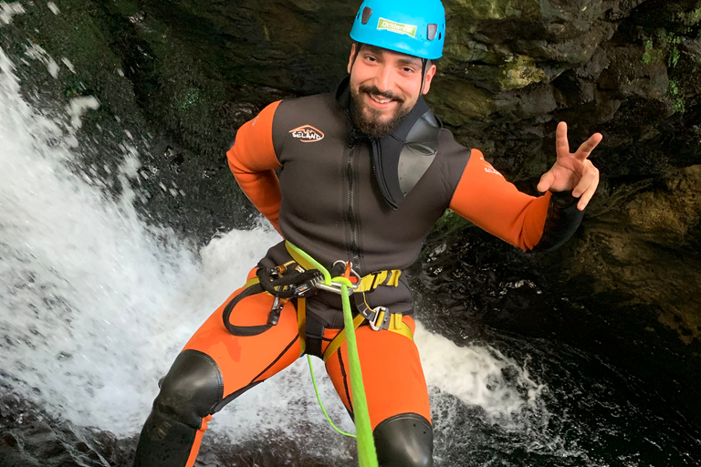 Flores: Ilhéus Inferior Canyoning met gids en snackCanyoning Ilhéus Inferior - Flores Eiland