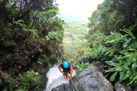 Flores: Ilhéus Inferior Canyoning met gids en snackCanyoning Ilhéus Inferior - Flores Eiland