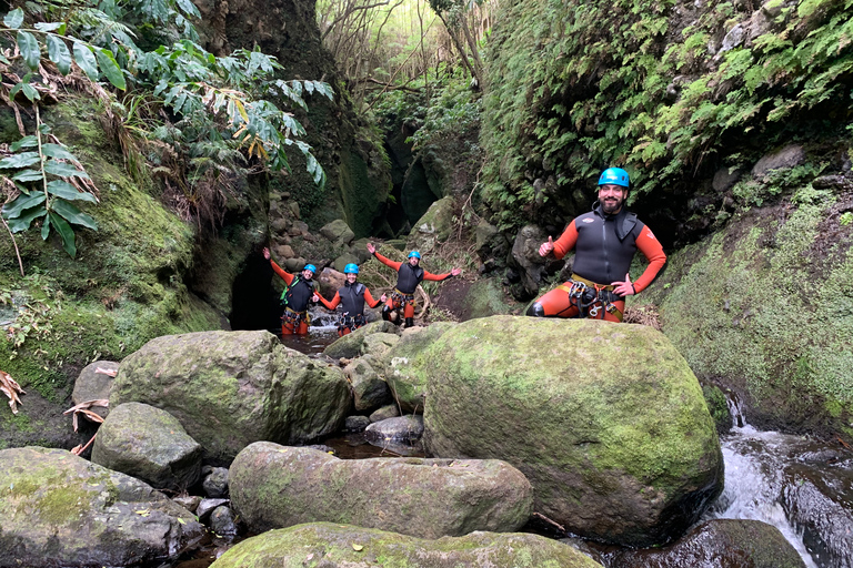 Flores: Ilhéus Inferior Canyoning met gids en snackCanyoning Ilhéus Inferior - Flores Eiland