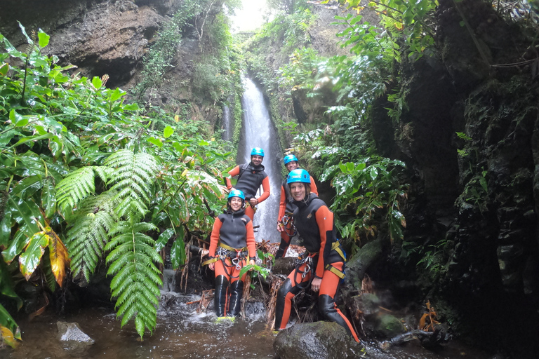 Flores: Ilhéus Inferior Canyoning met gids en snackCanyoning Ilhéus Inferior - Flores Eiland