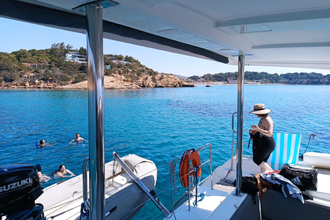 Atene: Crociera in catamarano con pranzo leggero e vinoAtene: crociera in catamarano con pranzo leggero e vino