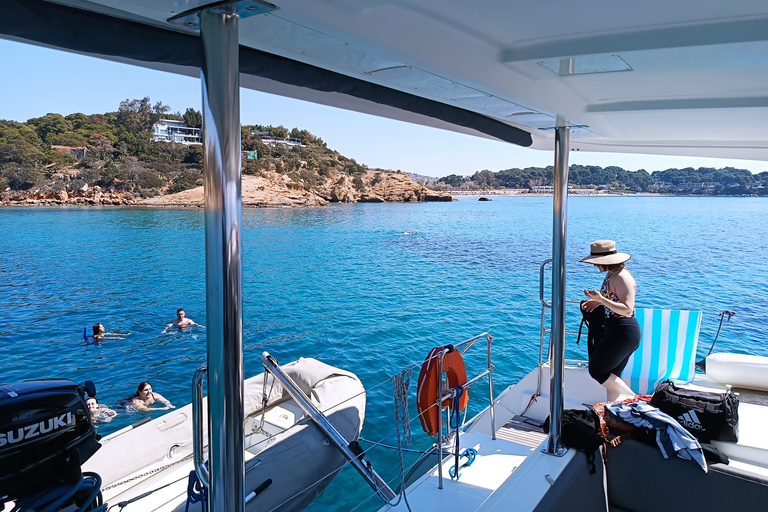 Atene: Crociera in catamarano con pranzo leggero e vinoAtene: crociera in catamarano con pranzo leggero e vino