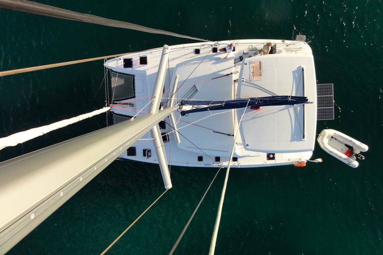 Athènes : Croisière en catamaran avec déjeuner léger et vin