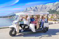 Makarska, Skywalk Biokovo Panorama Tour door een tuk tuk - Housity