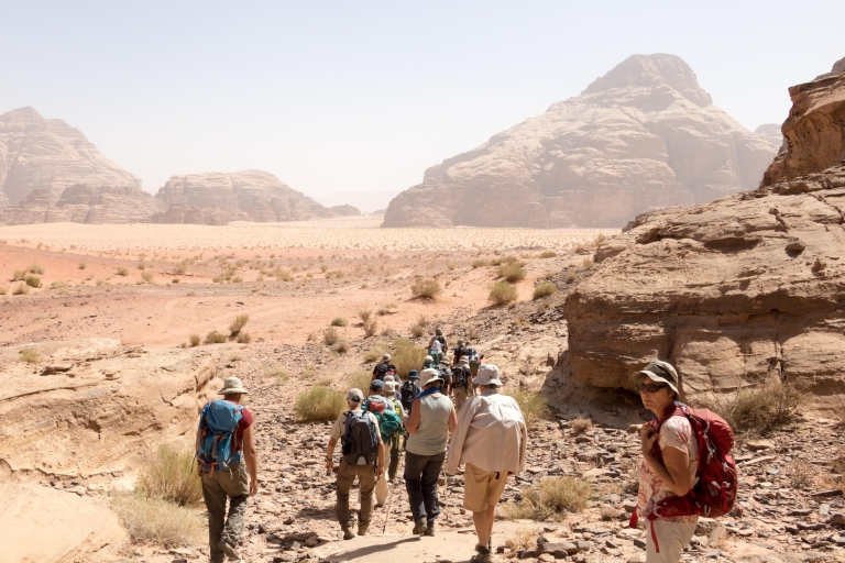 Desde Wadi Rum: Aventura de 2 días de senderismo y excursión en jeep