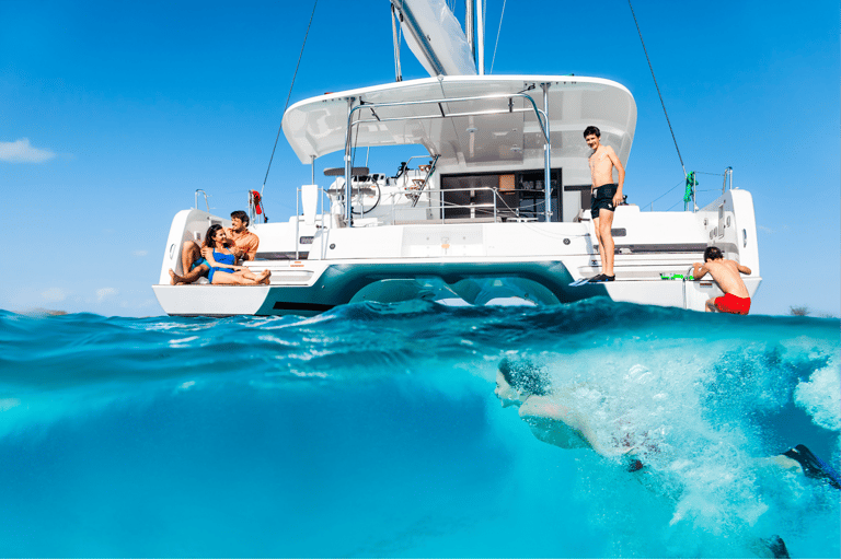 Mykonos: cruzeiro privado de catamarã com comida, bebida e traslado