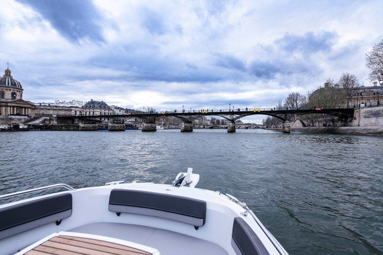 Paris: Private Seine River Cruise Paris: Private Seine River Cruise with Guide