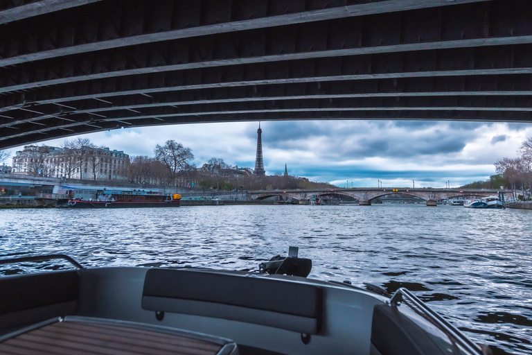 Paris: Private Seine River Cruise Paris: Private Seine River Cruise with Guide