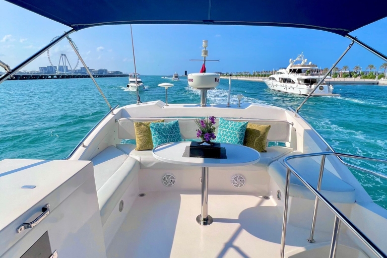 Dubai Marina Majesty YachtDubai: Private Yacht Tour mit Soft Drinks