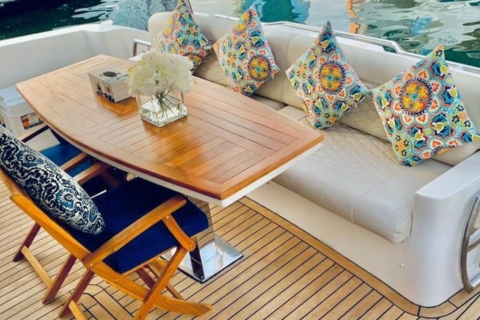 Dubai: 2-stündige Charter Cruise Tour auf einer Yacht