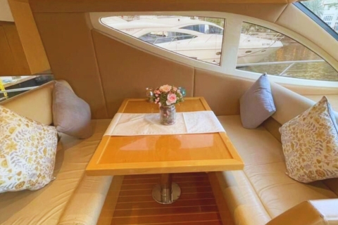 Dubai Marina Majesty YachtDubai: Private Yacht Tour mit Soft Drinks