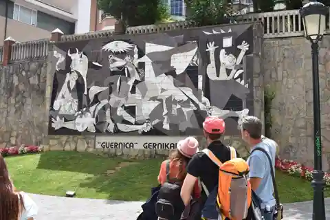 Tour a pie por Gernika: Guerra y Paz