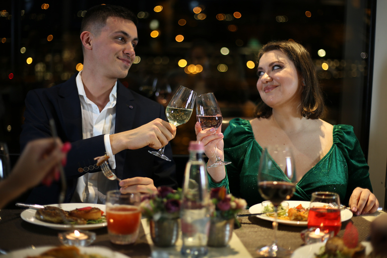 Budapest: Dinner Cruise with Operetta and Folk Show 4-Course Dinner with Window Table