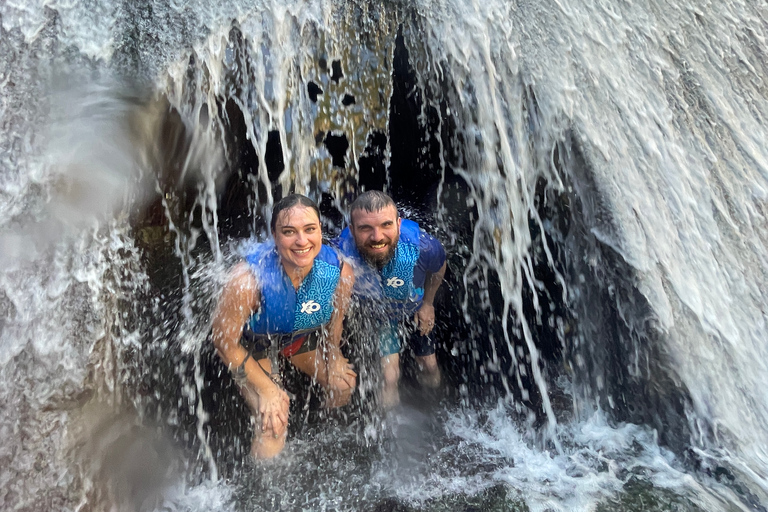Depuis San Juan : Journée complète d'aventure dans les grottes et les chutes d'eau