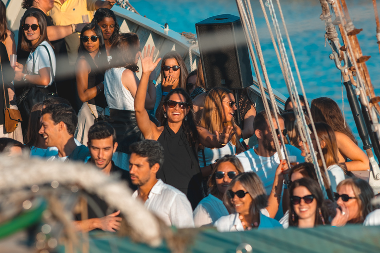 Lissabon: Sunset Boat Party met live DJ en toegang tot de nachtclubLissabon: Sunset Boat Party met live dj en toegang tot nachtclub