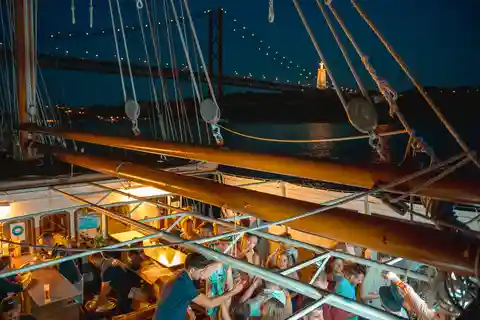 Lissabon: Sunset Boat Party mit Live-DJ und Nachtclub-Eintritt